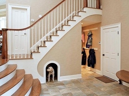 Dog_house_in_stairs.jpg